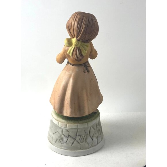 Vintage Musical Porcelain Figurine Of Girl Holding Book Made In Taiwan 7" Tall - Picture 5 of 6
